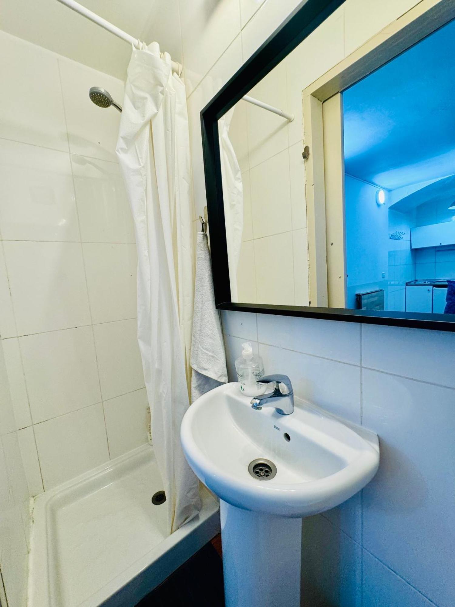 45 Center Basic 1 2 Apartment *